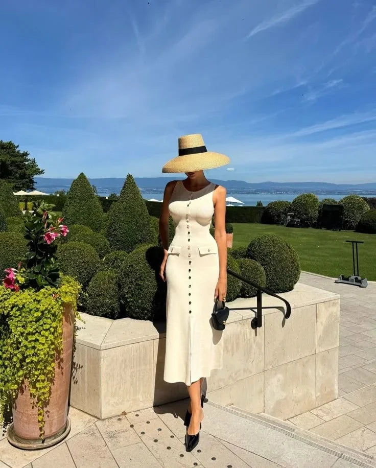 Robe midi sans manches en tissu côtelé, design boutonné, parfaite pour l'été avec une coupe décontractée.
