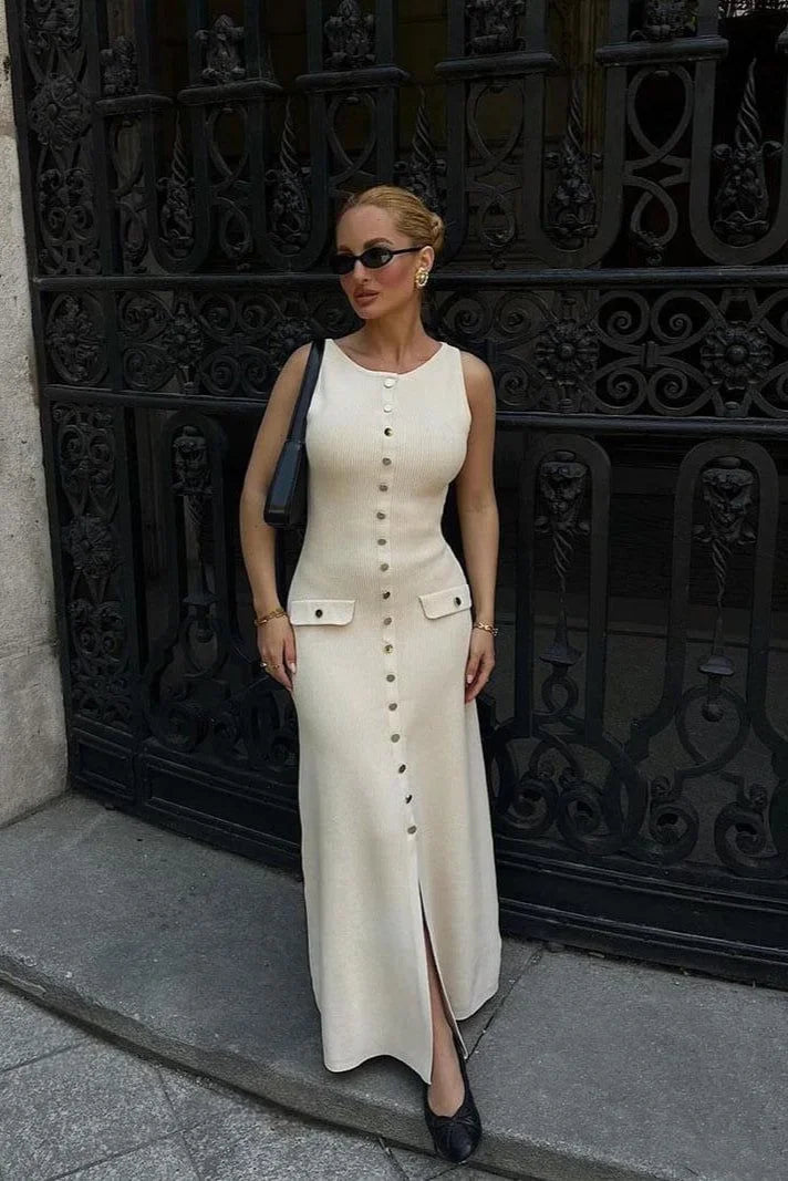 Robe midi sans manches en tissu côtelé avec boutons, idéale pour un look d'été décontracté et élégant.
