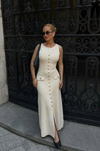 Robe midi sans manches en tissu côtelé avec boutons, idéale pour un look d'été décontracté et élégant.