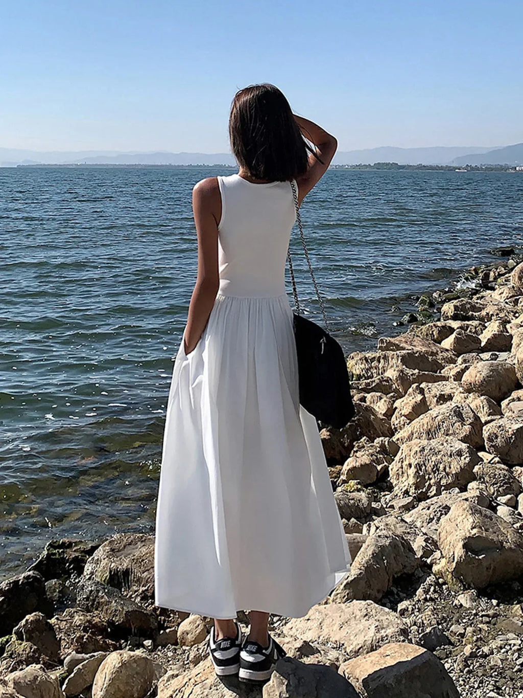 Robe midi sans manches en jersey, avec une taille froncée, idéale pour un look décontracté et polyvalent.