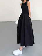 Robe midi sans manches en jersey, avec une taille froncée, idéale pour un look décontracté et polyvalent.