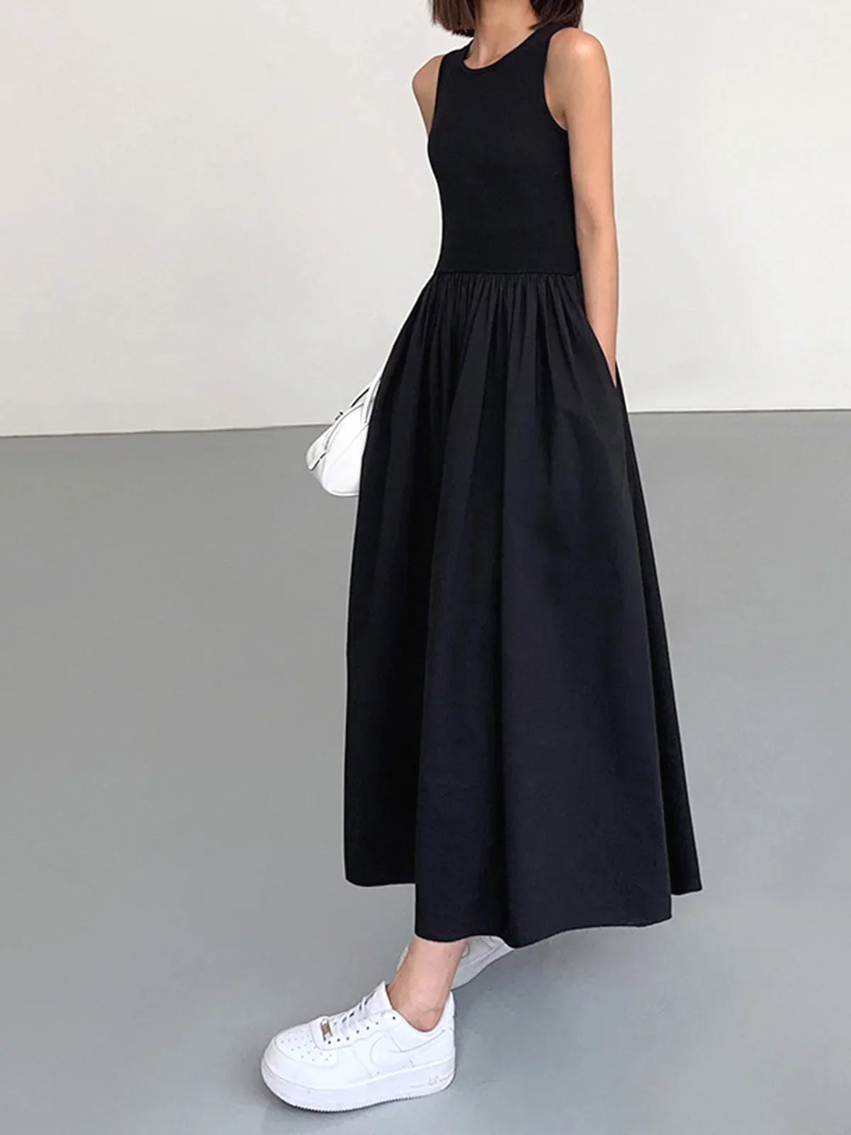 Robe midi sans manches en jersey, avec une taille froncée, idéale pour un look décontracté et polyvalent.