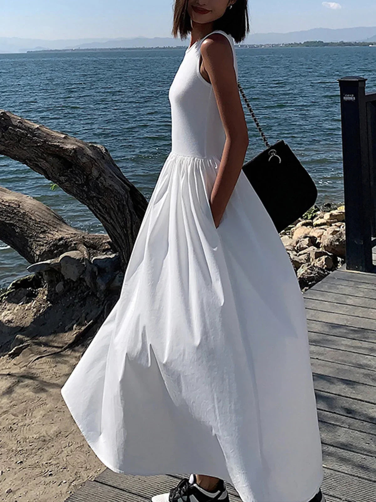 Robe midi sans manches en jersey, taille froncée, conçue pour un style décontracté et polyvalent.