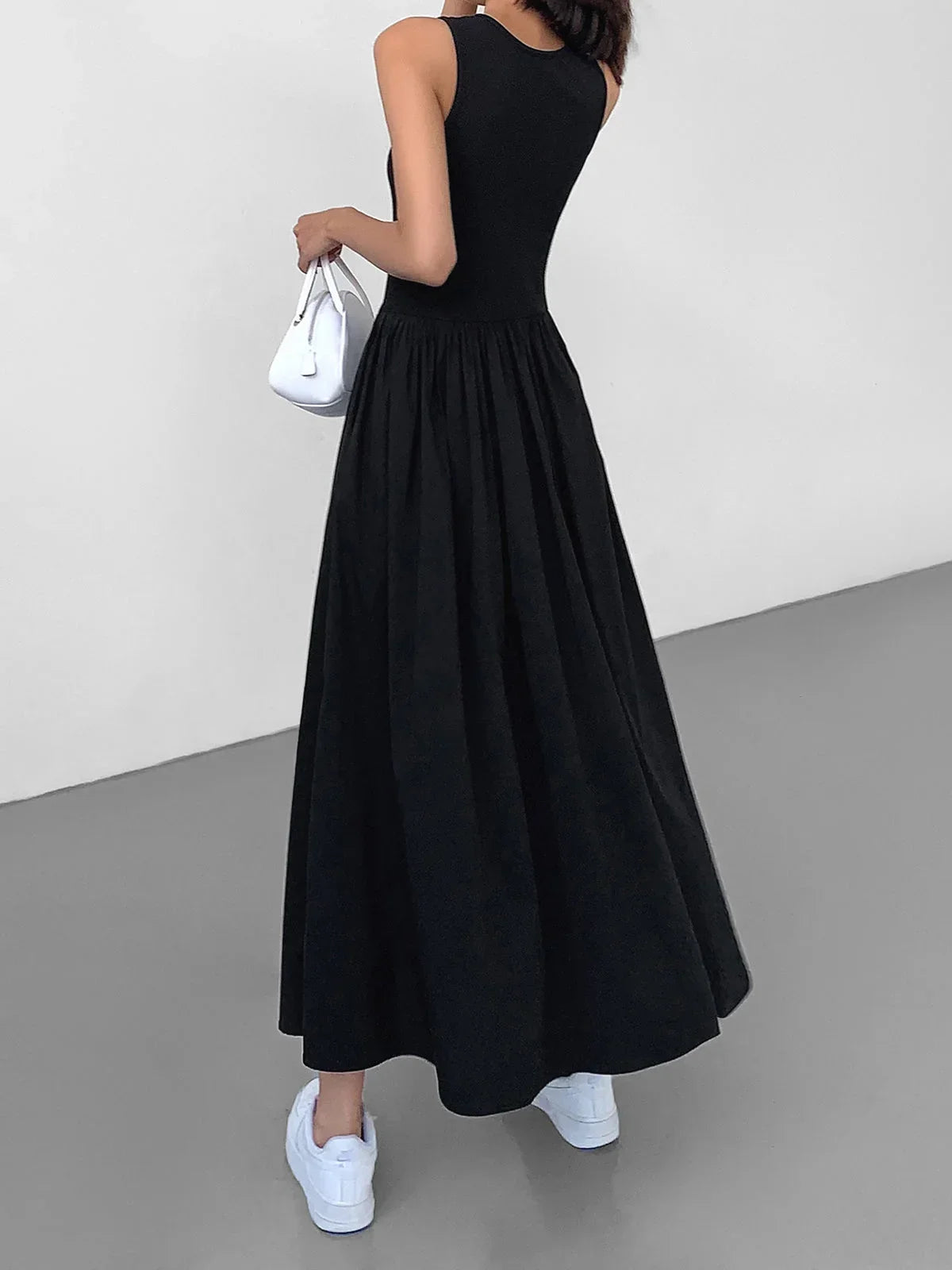 Robe midi sans manches en jersey, taille froncée, idéale pour un look décontracté, confortable et polyvalent.