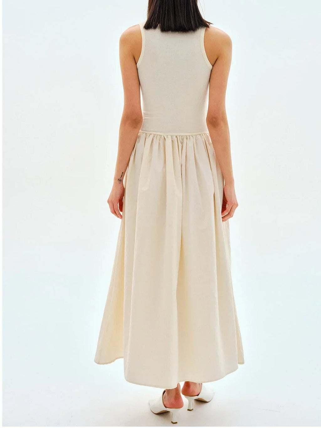 Robe midi sans manches en jersey, taille froncée, facile à porter pour diverses occasions et confortable au quotidien.