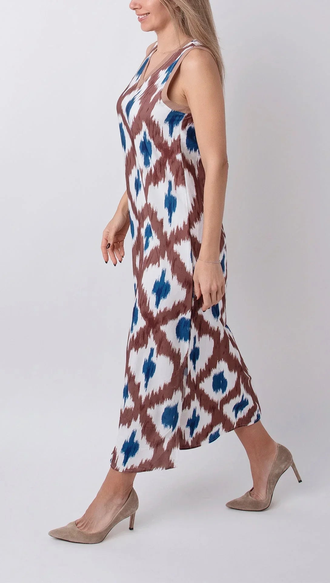Robe midi sans manches en tissu léger avec motifs marron et bleu, col en V, idéale pour les journées d'été décontractées.