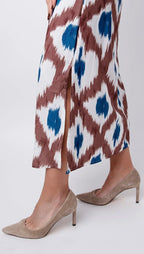 Robe midi sans manches en tissu léger à motifs marron et bleu, avec col en V et coupe décontractée pour l'été.