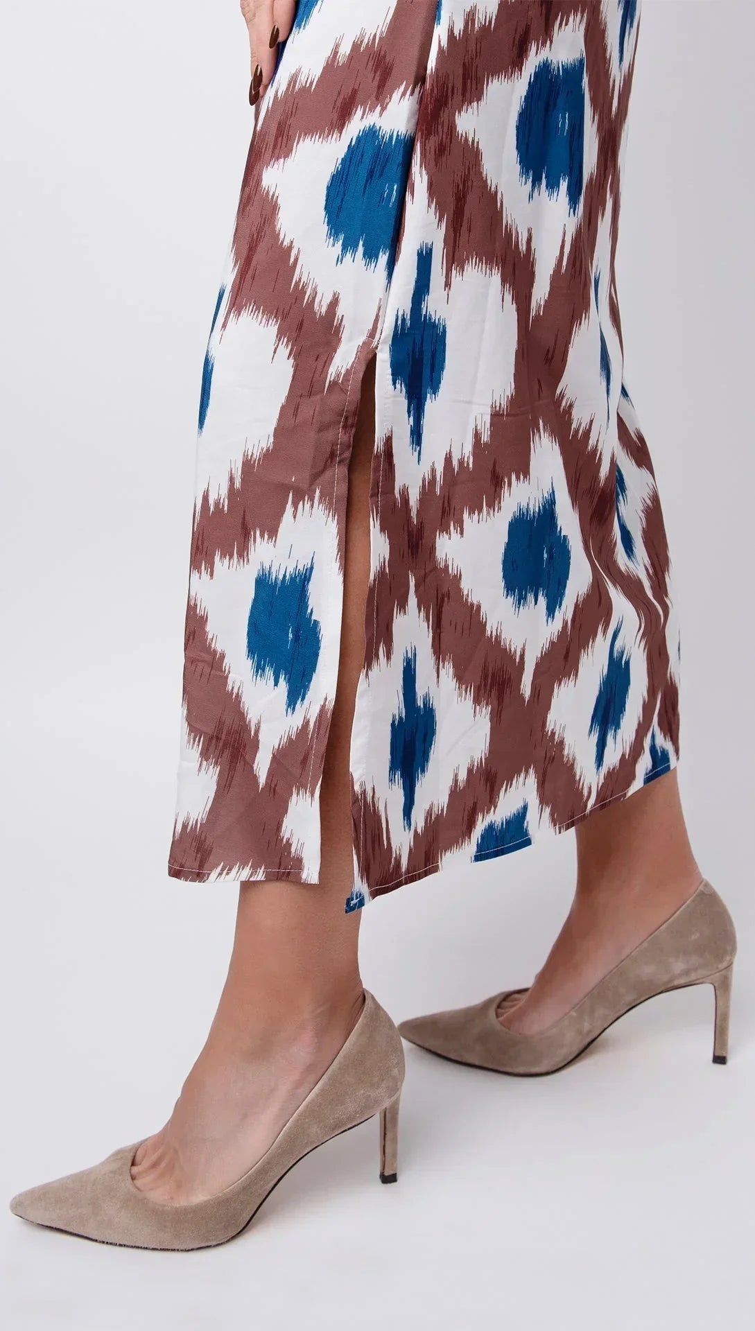 Robe midi sans manches en tissu léger à motifs marron et bleu, avec col en V et coupe décontractée pour l'été.