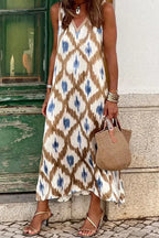 Robe midi sans manches en coton, motifs marron et bleu, col en V, idéale pour une tenue estivale décontractée.