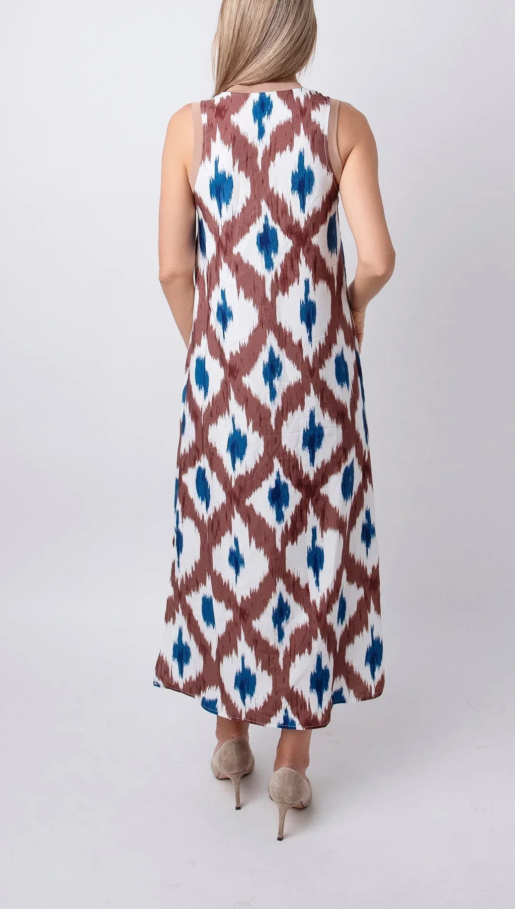 Robe midi sans manches à motifs marron et bleu, col en V, en tissu léger idéal pour l'été, design décontracté et élégant.