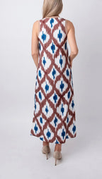 Robe midi sans manches à motifs marron et bleu, col en V, en tissu léger idéal pour l'été, design décontracté et élégant.