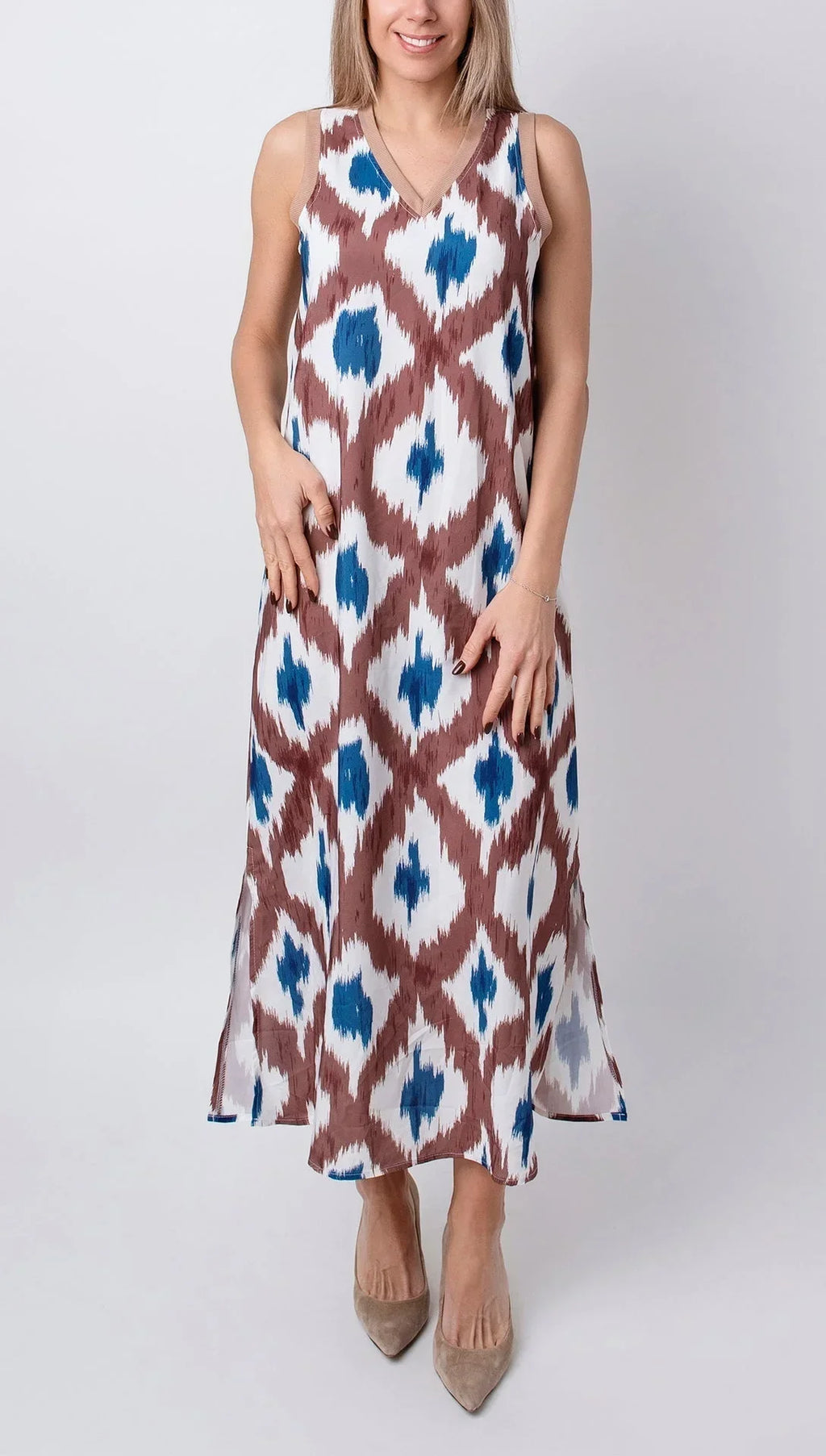 Robe midi sans manches avec motifs marron et bleu, col en V, en tissu léger, idéale pour des journées estivales…
