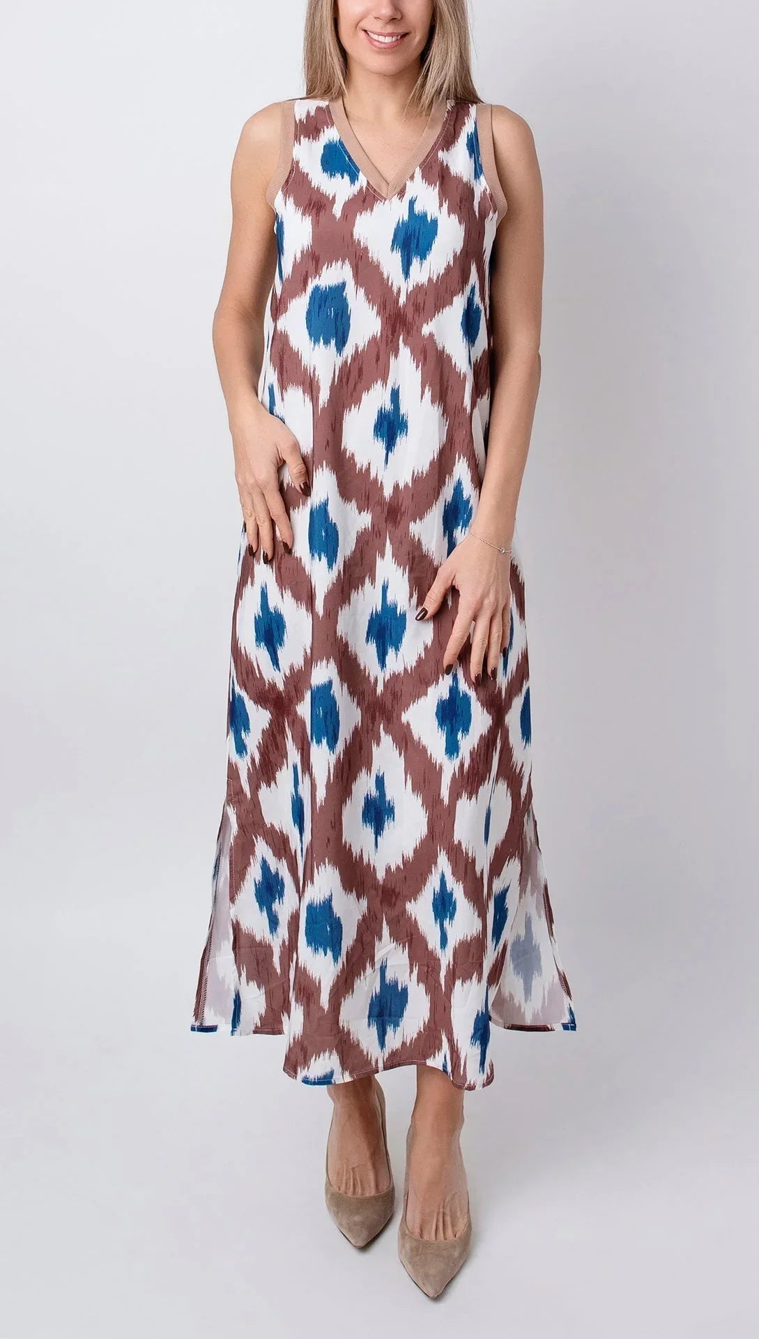 Robe midi sans manches avec motifs marron et bleu, col en V, en tissu léger, idéale pour des journées estivales…