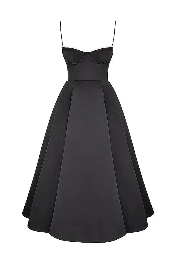 Robe midi satinée noire avec tulle crème, bretelles fines et design élégant, idéale pour une soirée.