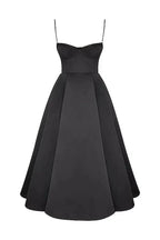 Robe midi satinée noire avec tulle crème, bretelles fines et design élégant, idéale pour une soirée.