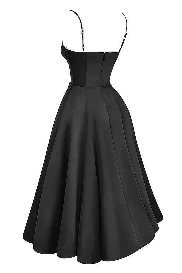Robe midi satinée noire avec tulle crème, à bretelles fines et design élancé, idéale pour les soirées élégantes.