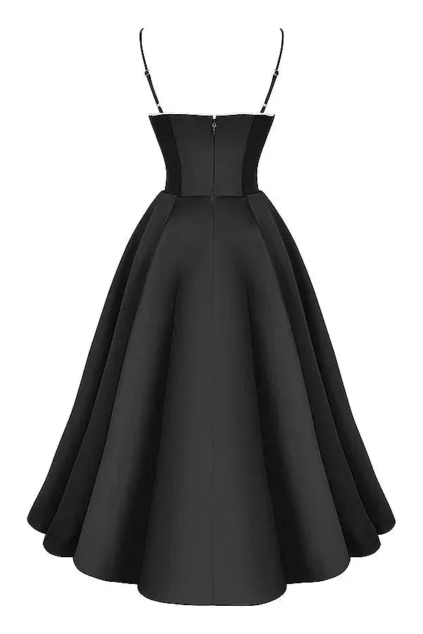 Robe midi noire en satin avec tulle crème, à bretelles fines, idéale pour des soirées élégantes.
