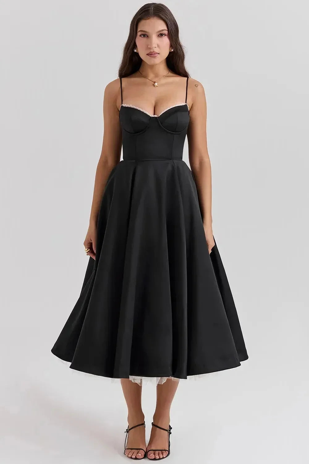 Robe midi noire en satin avec tulle crème, à bretelles fines, idéale pour les soirées élégantes.