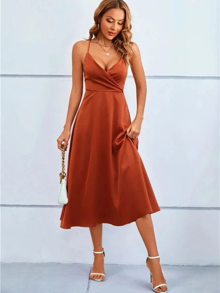 Robe midi en satin sans manches avec bretelles réglables et col en V, parfaite pour les occasions élégantes.