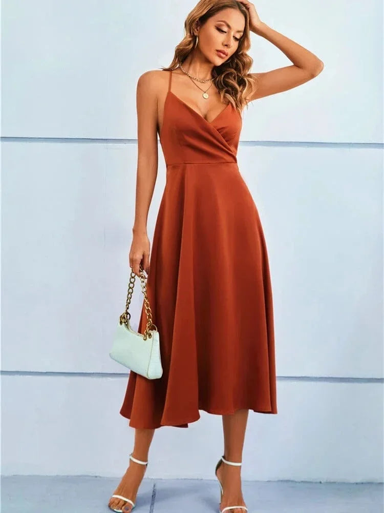 Robe midi satinée sans manches avec bretelles réglables et col en V, idéale pour des occasions estivales.