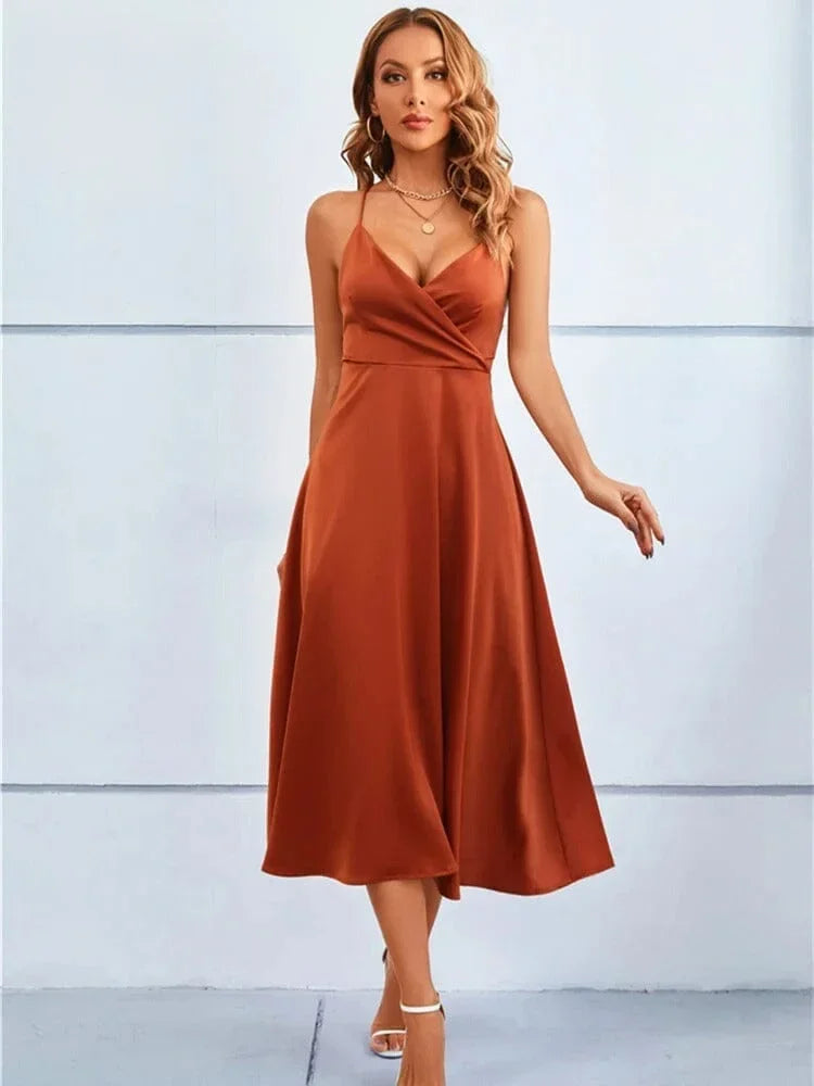 Robe midi sans manches en satin, bretelles réglables et col en V, parfaite pour des occasions décontractées ou habillées.