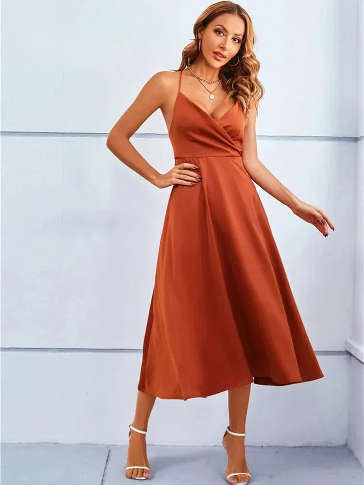 Robe midi en satin, sans manches, avec bretelles réglables et col en V, idéale pour une tenue élégante et confortable.