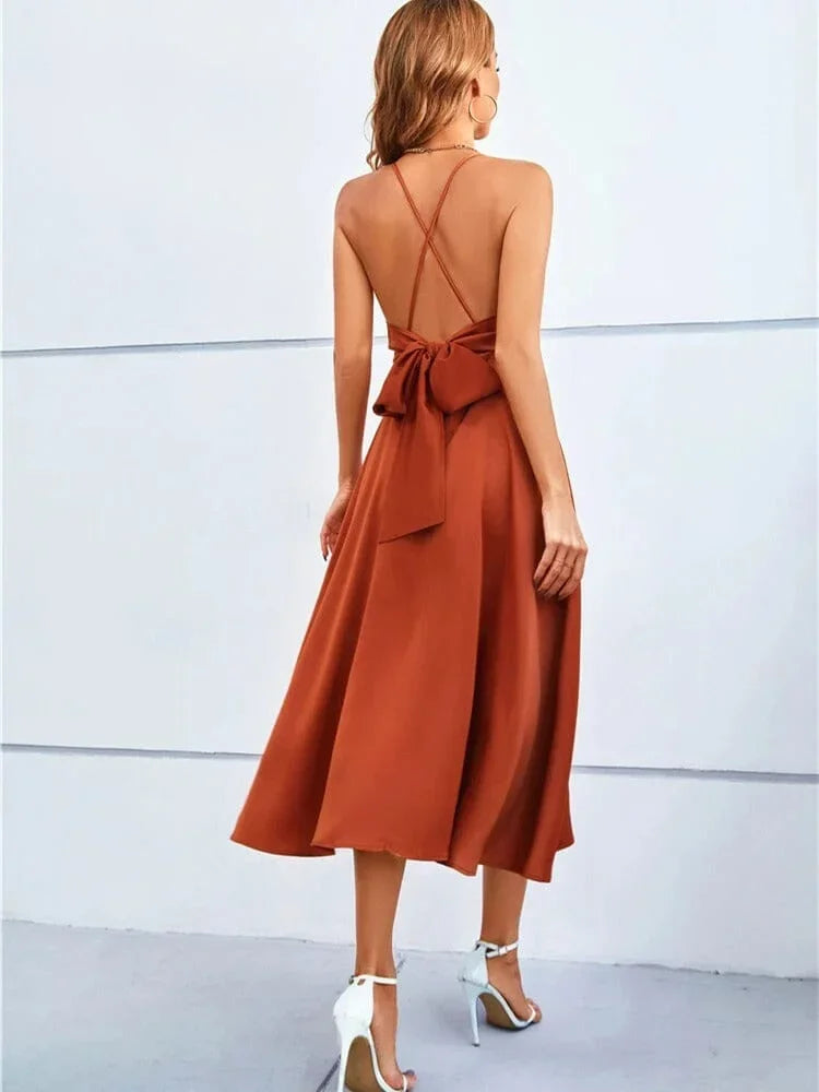 Robe midi en satin, sans manches, avec bretelles réglables et col en V, idéale pour une tenue élégante et confortable.