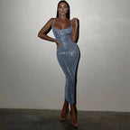 Robe midi scintillante ajustée en tissu élastique, avec bretelles fines et un design élégant pour les soirées.