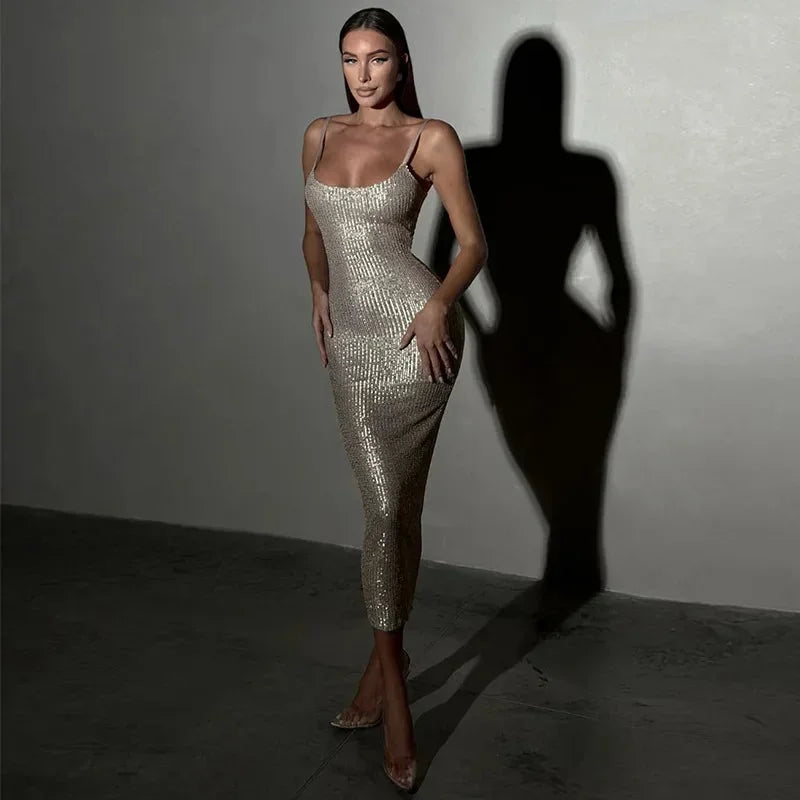 Robe midi scintillante ajustée avec bretelles fines, en tissu doux, idéale pour les soirées élégantes.