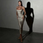 Robe midi scintillante ajustée avec bretelles fines, en tissu doux, idéale pour les soirées élégantes.