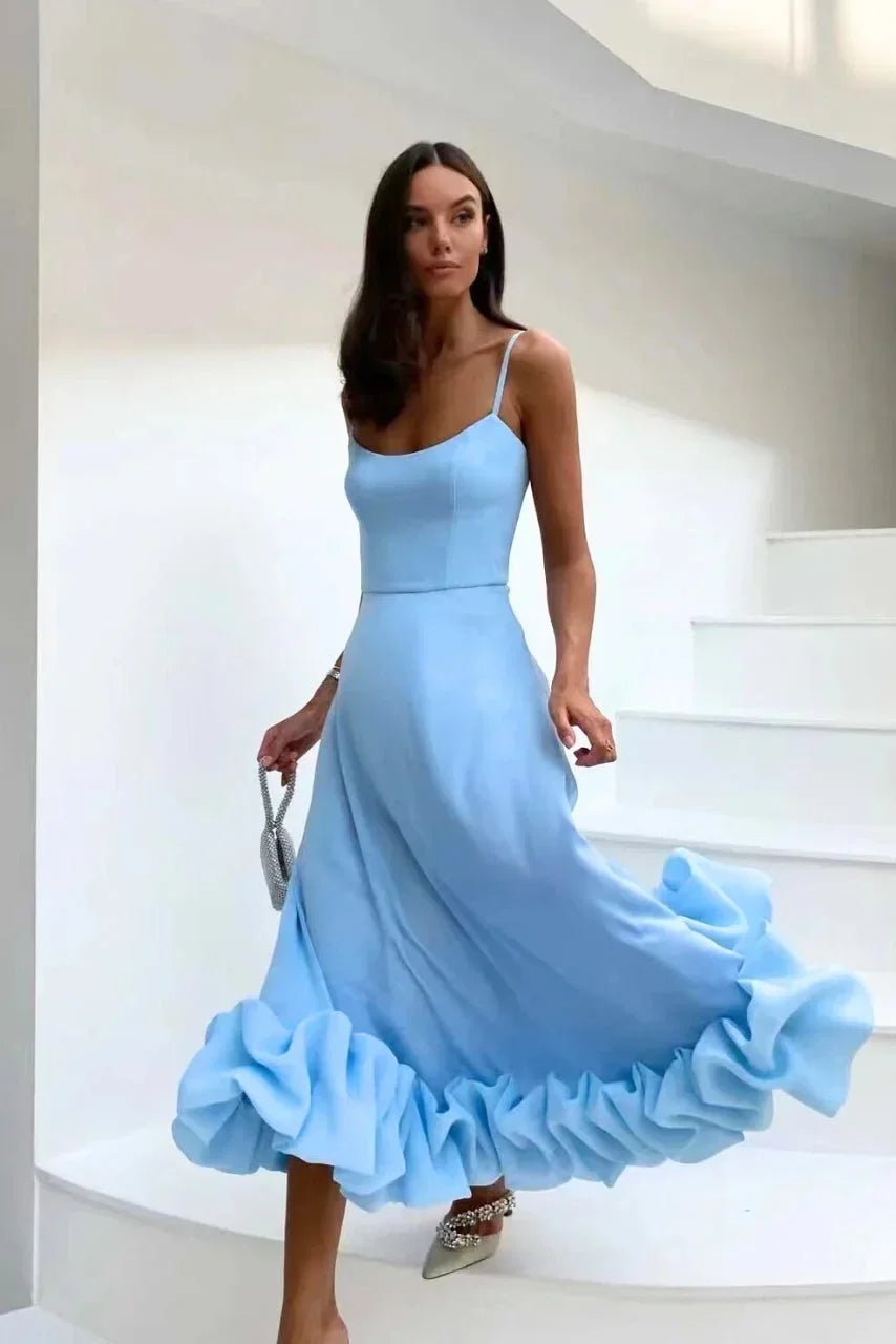 Robe midi unie sans manches en coton léger, avec un volant délicat en bas, idéale pour les soirées d'été.