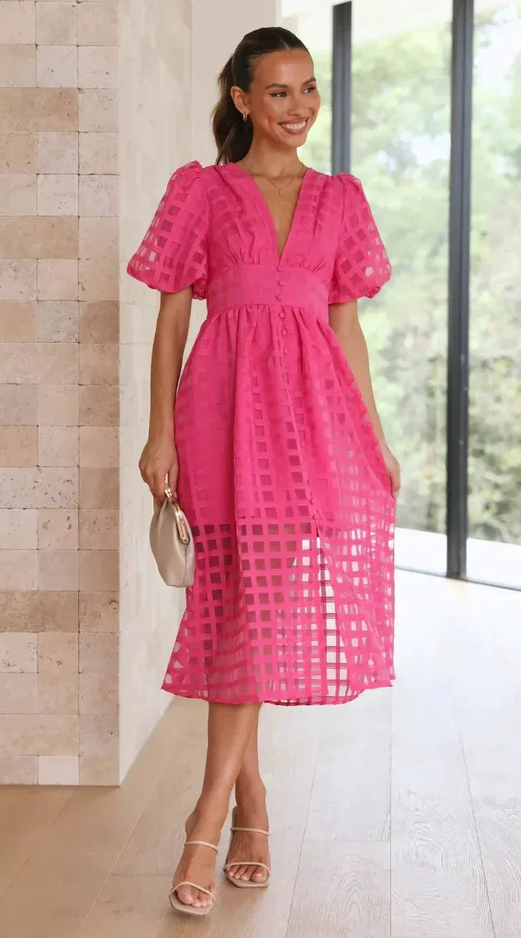 Robe midi V-neck en tissu texturé, manches courtes avec des détails ajourés pour une allure élégante et construite.