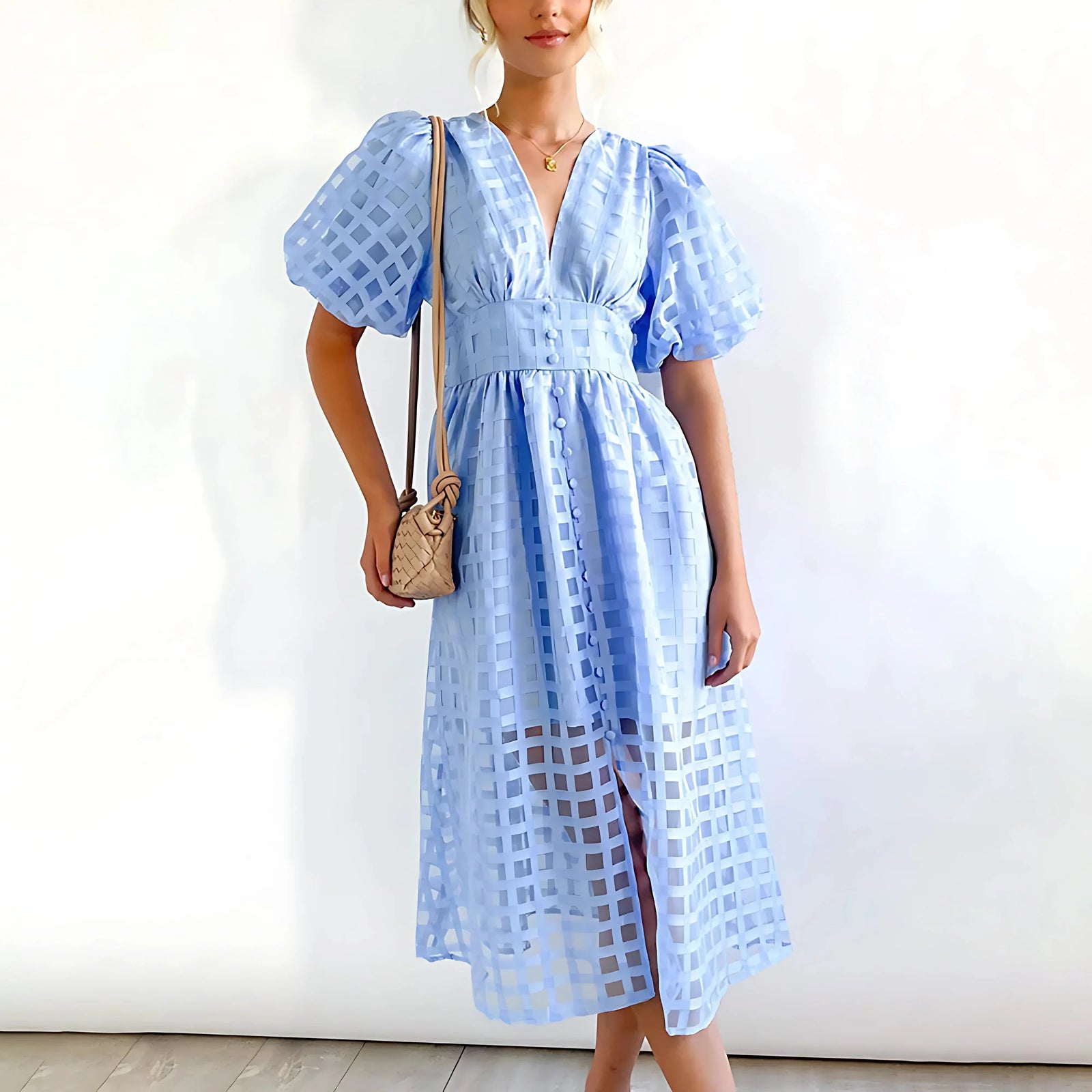 Robe midi V-neck en tissu texturé, manches courtes avec détails ajourés, parfaite pour une tenue décontractée.