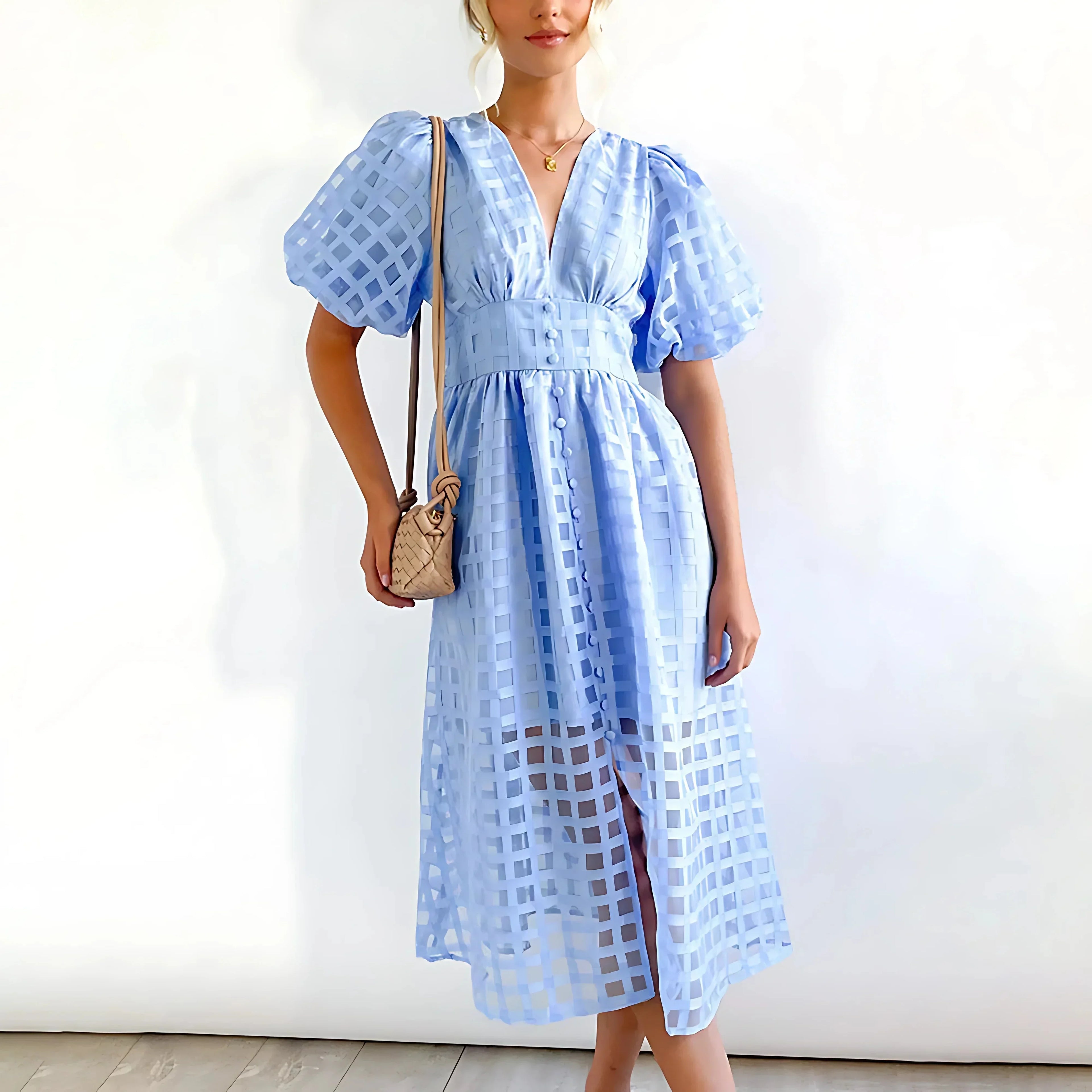 Robe midi V-neck en tissu texturé, manches courtes avec détails ajourés, parfaite pour une tenue décontractée.