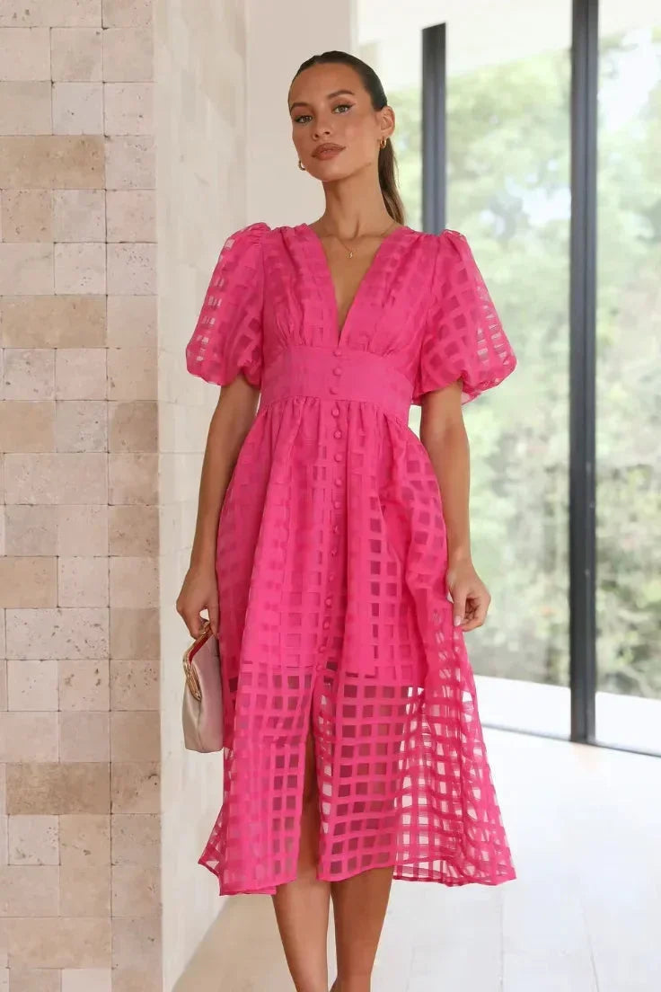 Robe midi à col en V en tissu texturé, manches courtes avec détails ajourés pour un look élégant et aéré.