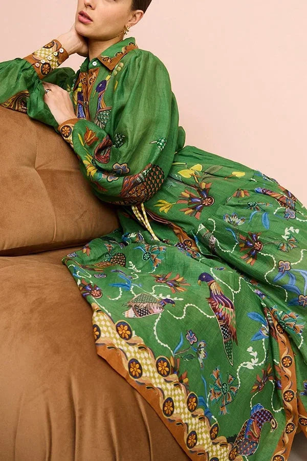 Robe midi verte en tissu léger, imprimé oiseaux, manches longues, col chemise, ceinture pour un ajustement flatteur.