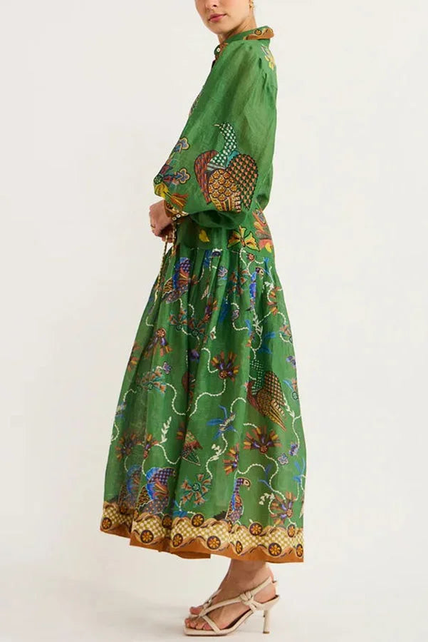 Robe midi verte à imprimé oiseaux, en tissu léger, avec manches longues, col chemise et ceinture ajustable, idéale pour…