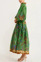 Robe midi verte à imprimé oiseaux, en tissu léger, avec manches longues, col chemise et ceinture ajustable, idéale pour…