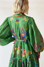 Robe midi verte en tissu léger avec imprimé d'oiseaux, manches longues, col chemise et ceinture ajustable. Idéale pour…