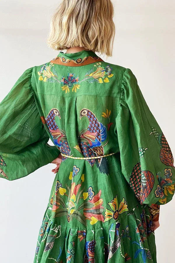 Robe midi verte en tissu léger avec imprimé d'oiseaux, manches longues, col chemise et ceinture ajustable. Idéale pour…