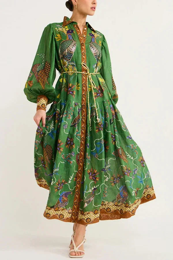 Robe midi verte à imprimé oiseaux, manches longues, col chemise, ceinture, en tissu léger idéal pour l’automne.