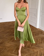 Robe midi verte olive en satin, bustier coupe cœur sans bretelles, idéale pour soirées élégantes.