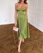Robe midi verte olive sans bretelles, bustier en cœur, en tissu léger, idéale pour une soirée élégante.