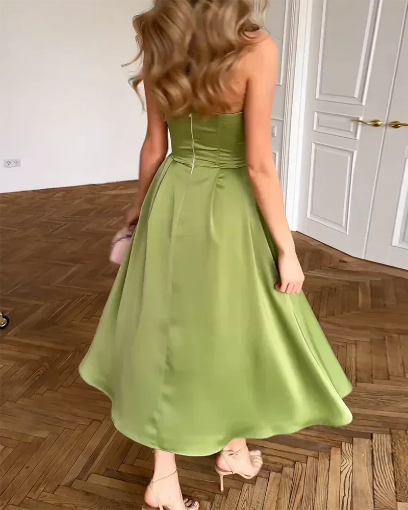 Robe midi verte olive sans bretelles en satin, design bustier coupe cœur, parfaite pour une soirée élégante.