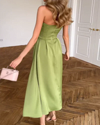 Robe midi verte olive bustier coupe cœur sans bretelles en tissu léger, idéale pour les soirées élégantes.