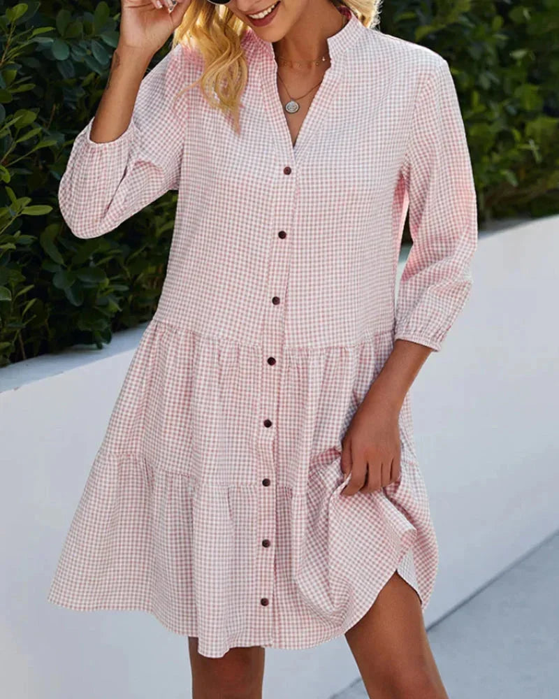 Robe midi en vichy avec boutons, col classique et manches 3/4 évasées, parfaite pour le printemps et l'été.