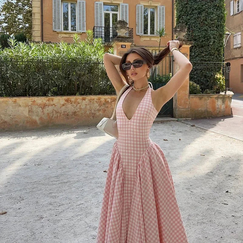 Robe midi vichy rose à poches, coupe ample, col en V, en coton léger, parfaite pour des journées estivales décontractées.