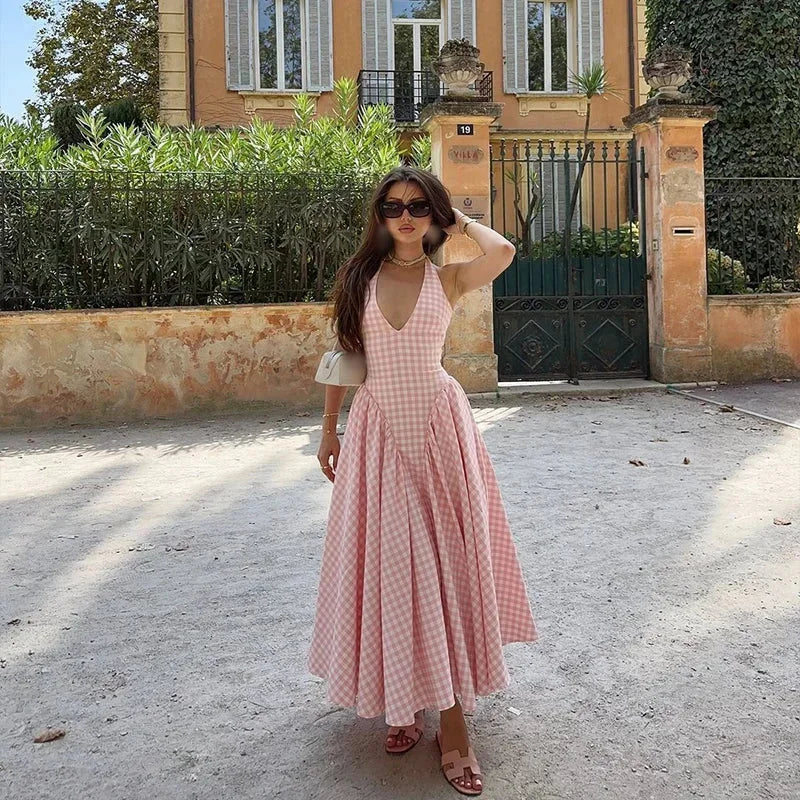 Robe midi en vichy rose, coupe ample, col en V, dotée de poches, idéale pour un été décontracté.
