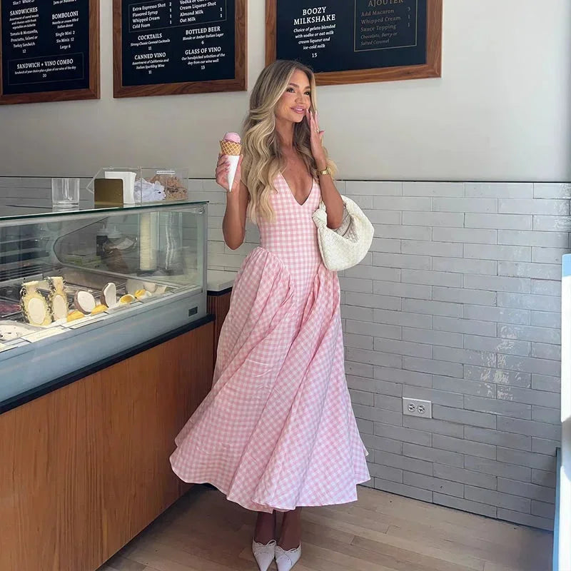 Robe midi vichy rose à poches, coupe ample, col en V, en coton léger, parfaite pour un look d'été décontracté.