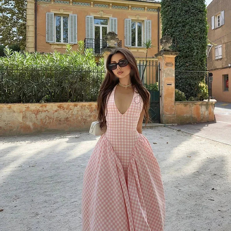 "Robe midi vichy rose avec poches, coupe ample et col en V, parfaite pour un été décontracté."